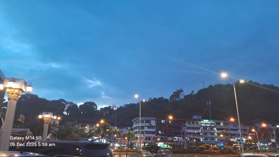 A city with trees and buildings

AI-generated content may be incorrect.