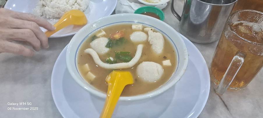 A bowl of soup with a spoon

AI-generated content may be incorrect.