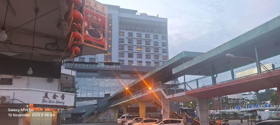 A bridge over a street

AI-generated content may be incorrect.