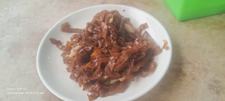 A plate of food on a table

AI-generated content may be incorrect.